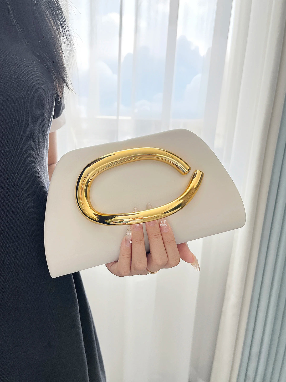 Clutch con Asa Dorada
