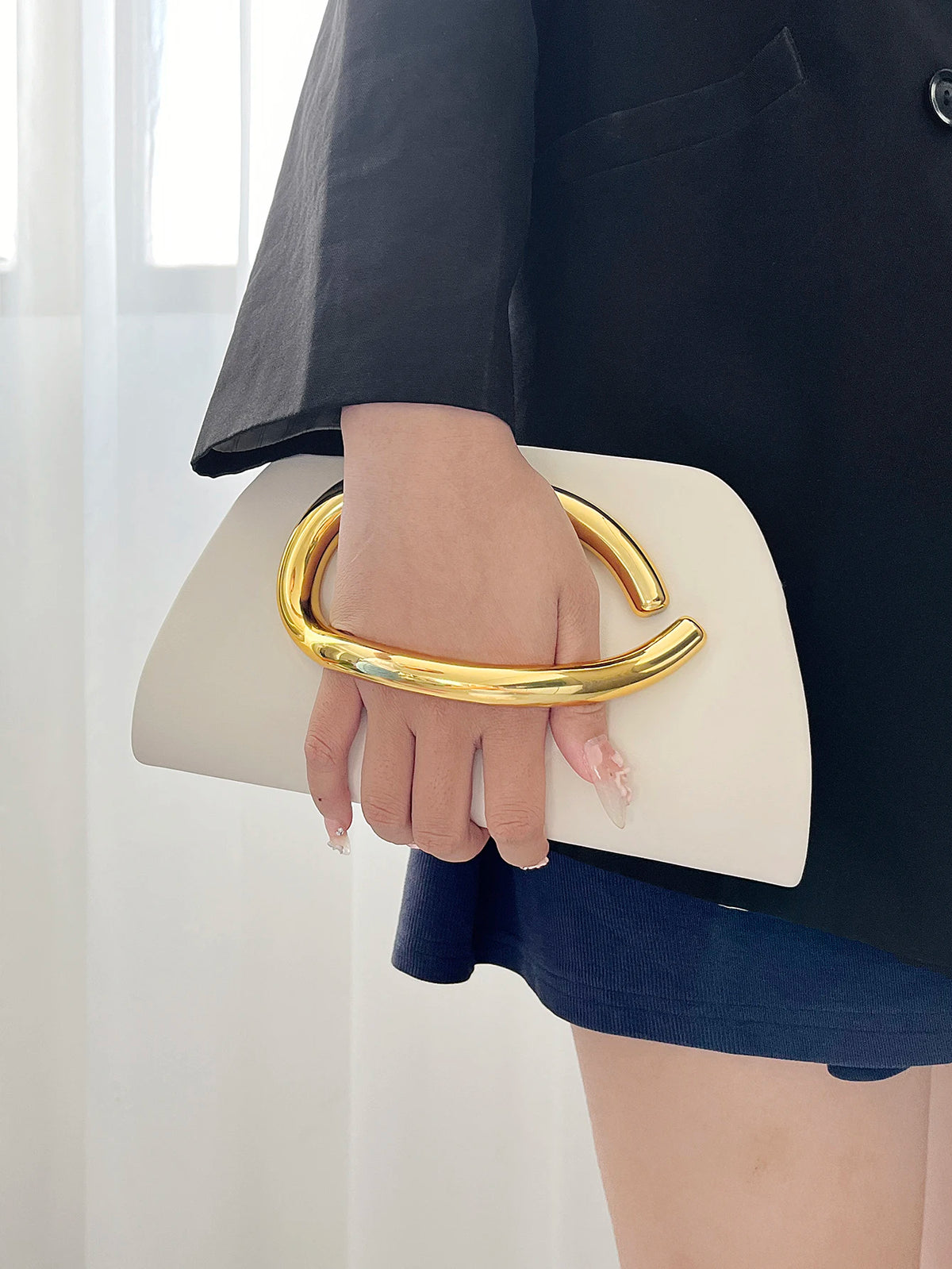 Clutch con Asa Dorada