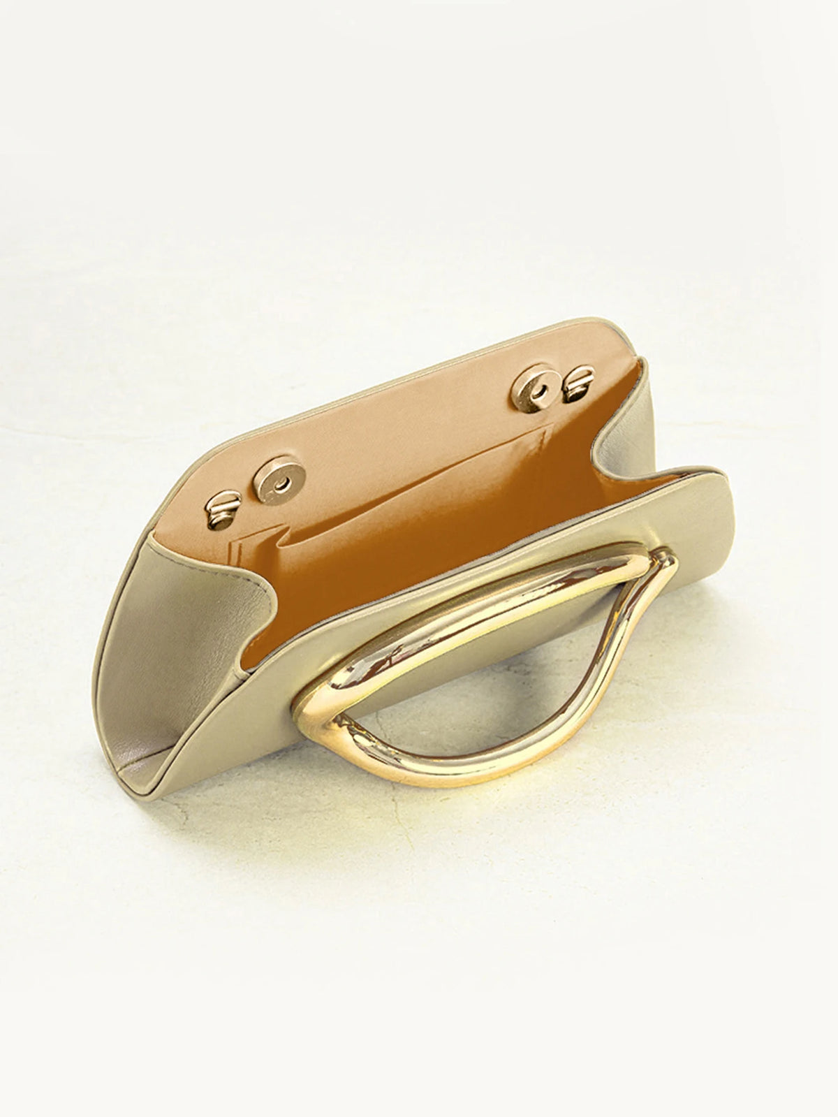 Clutch con Asa Dorada