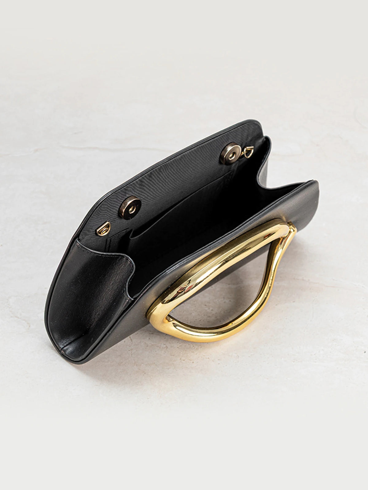 Clutch con Asa Dorada