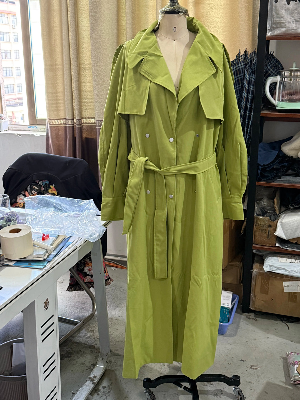 Gabardina Larga de Cuello Alto