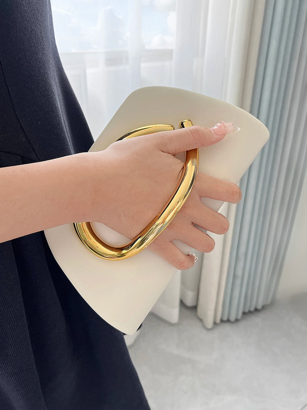Clutch con Asa Dorada