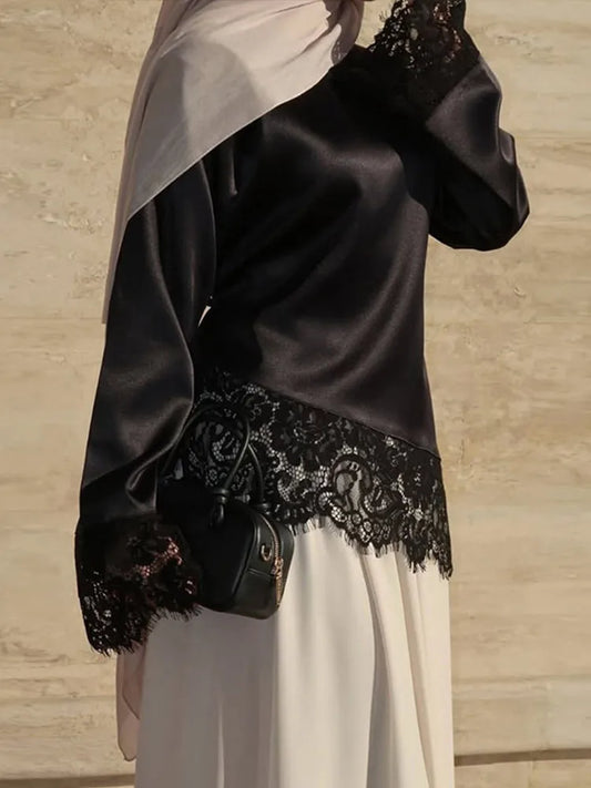 Blusa Satinada Asimétrica con Encaje