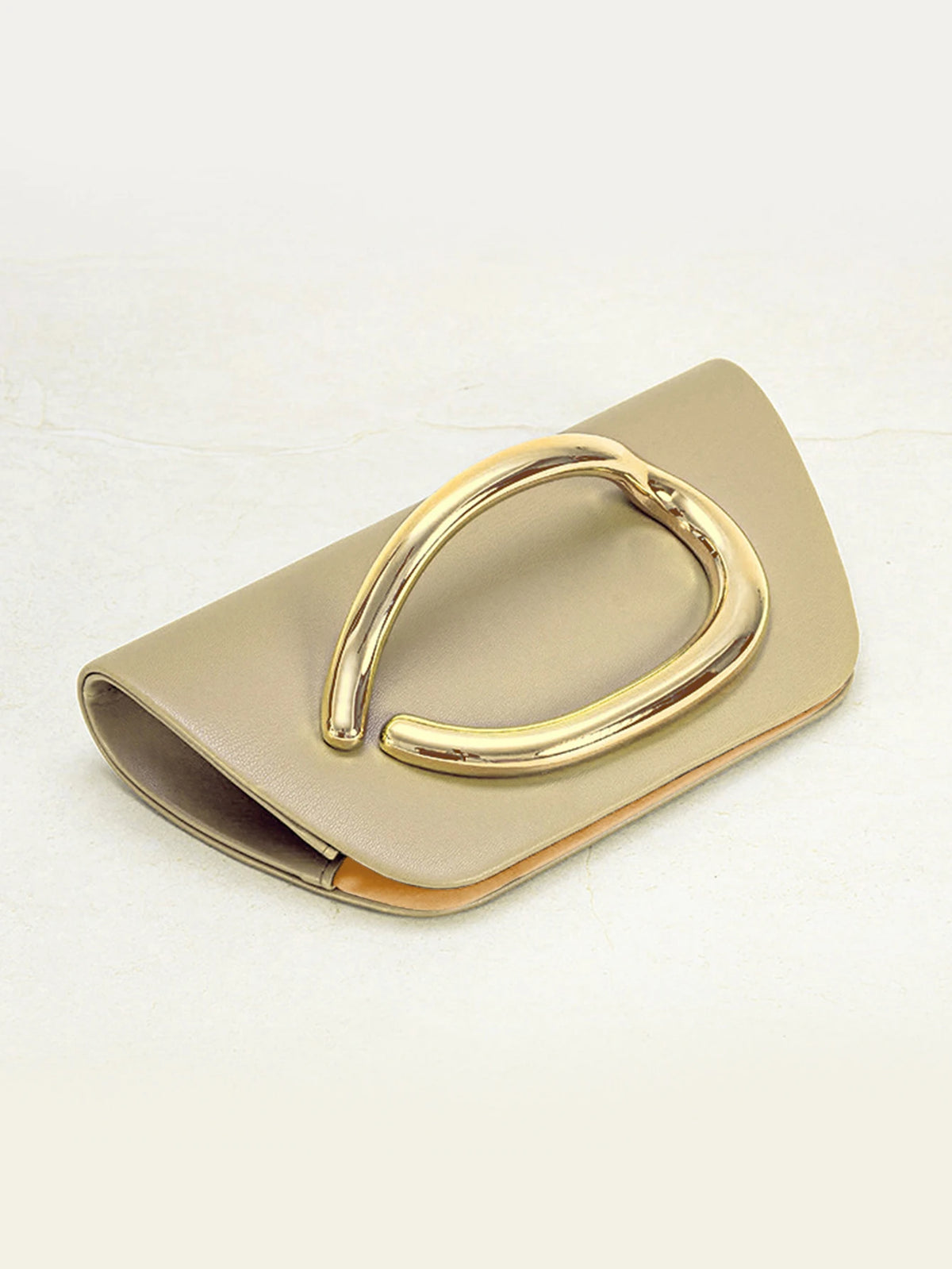 Clutch con Asa Dorada
